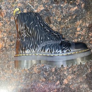 COPY - Dr.Marten Platform Zebra embossed platform boots!